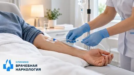 Врач измеряет давление женщине